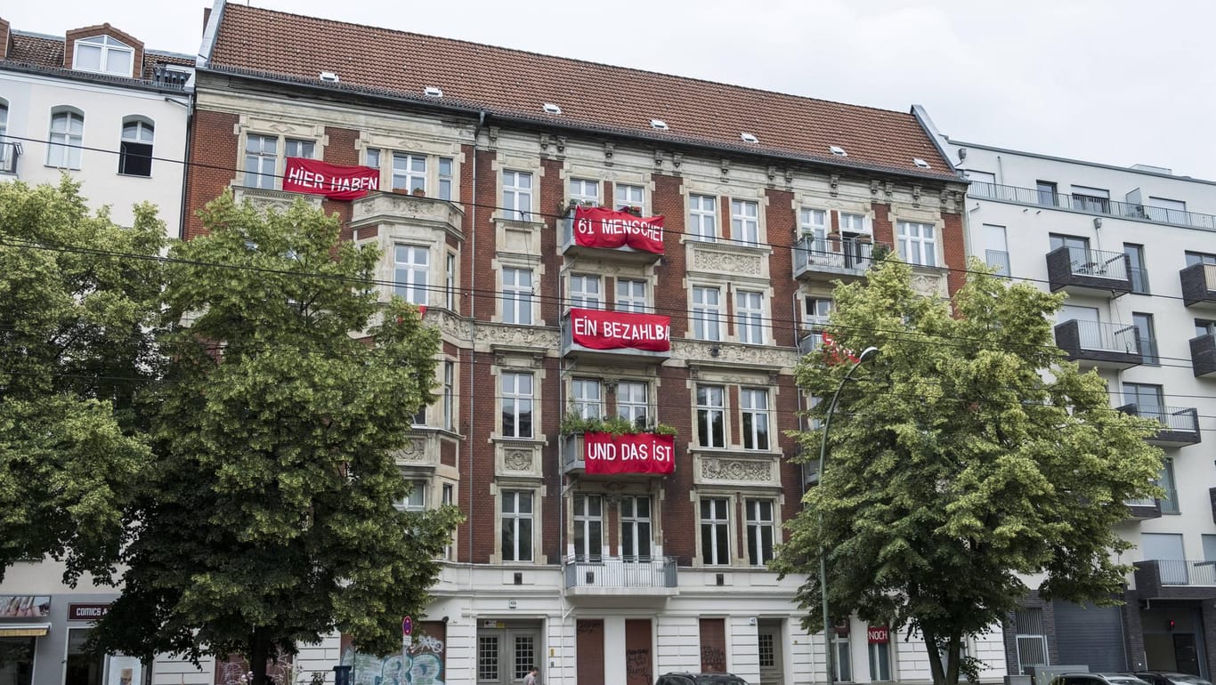 Transparente an einem Mietshaus in Berlin: In den Großstädten kämpfen die Bewohner gegen Spekulation, Sanierung oder Verdrängung.