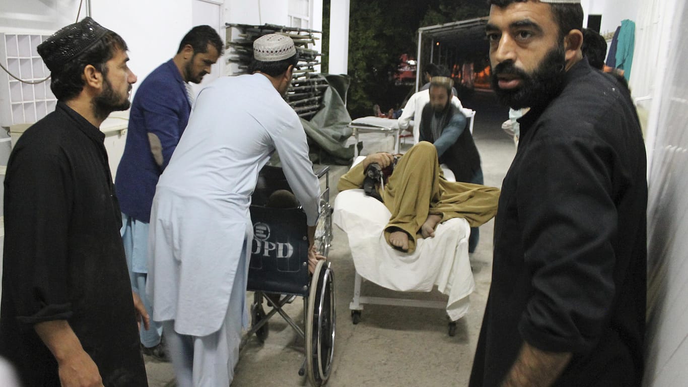 Anschlag in Afghanistan: Verletzte werden vor einem Sportstadion von Helfern in ein Krankenhaus gebracht.