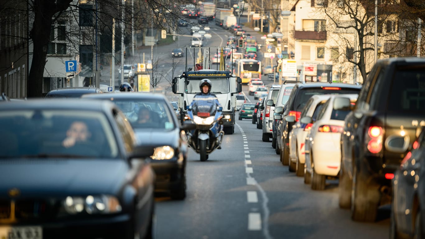 Dichter Verkehr in Stuttgarts Innenstadt: Einem Bericht zufolge werde deshalb bereits ein Fahrverbot geprüft.