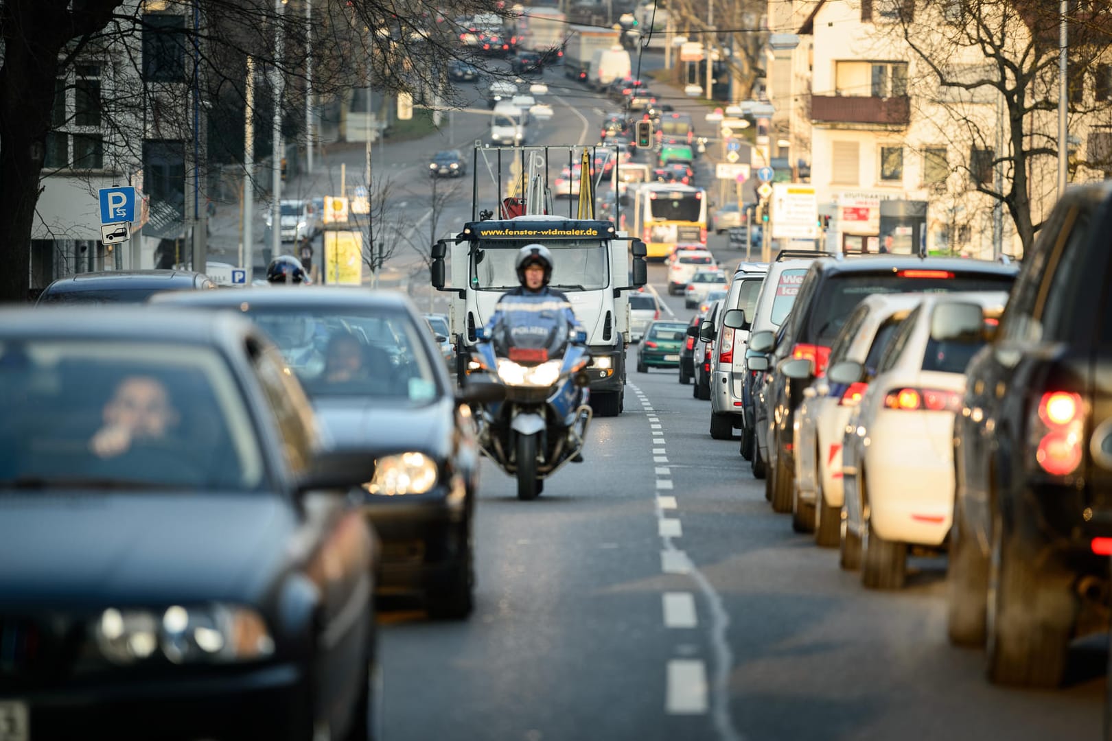 Dichter Verkehr in Stuttgarts Innenstadt: Einem Bericht zufolge werde deshalb bereits ein Fahrverbot geprüft.