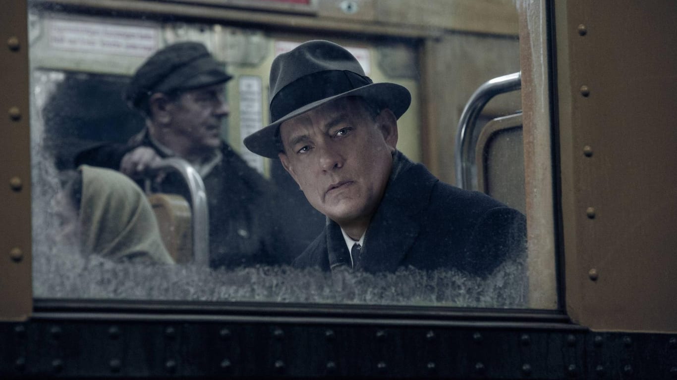 "Bridge of Spies": Der Unterhändler Donovan (Tom Hanks) sieht mit Entsetzen auf die Folgen des Berliner Mauerbaus.