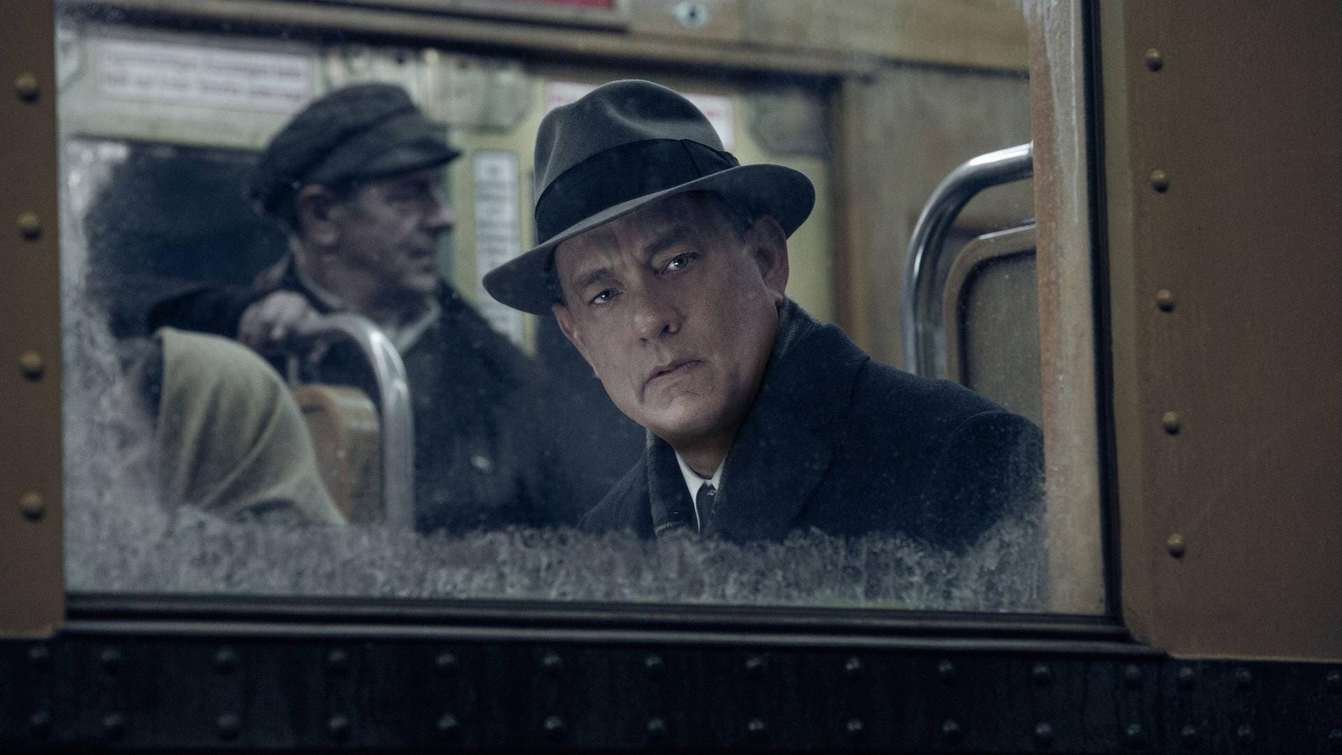 "Bridge of Spies": Der Unterhändler Donovan (Tom Hanks) sieht mit Entsetzen auf die Folgen des Berliner Mauerbaus.