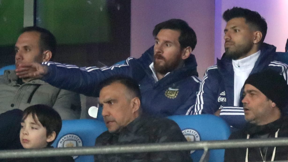 Verfolgten die Partie gegen Italien auf der Tribüne: Argentiniens Lionel Messi (l.) und Sergio Agüero.