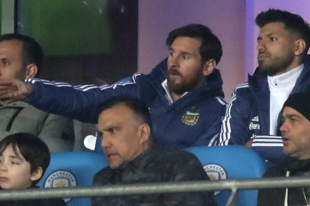 Verfolgten die Partie gegen Italien auf der Tribüne: Argentiniens Lionel Messi (l.) und Sergio Agüero.