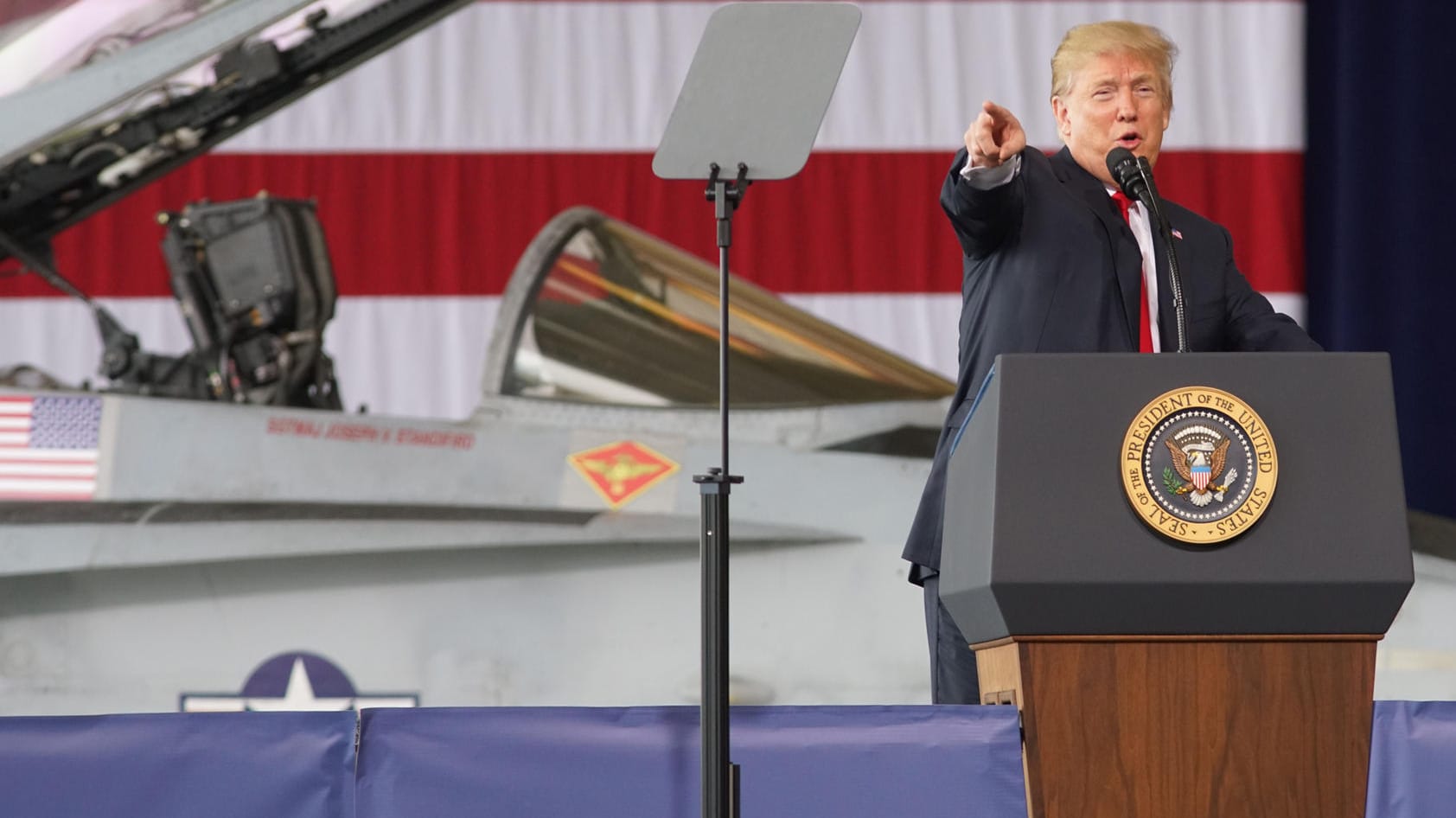 Donal Trump auf einem Militärstützpunkt: Zuletzt berief er außenpolitische Hardliner in seinen Beraterstab. Donal Trump auf einem Militärstützpunkt: Zuletzt berief er außenpolitische Hardliner in seinen Beraterstab.