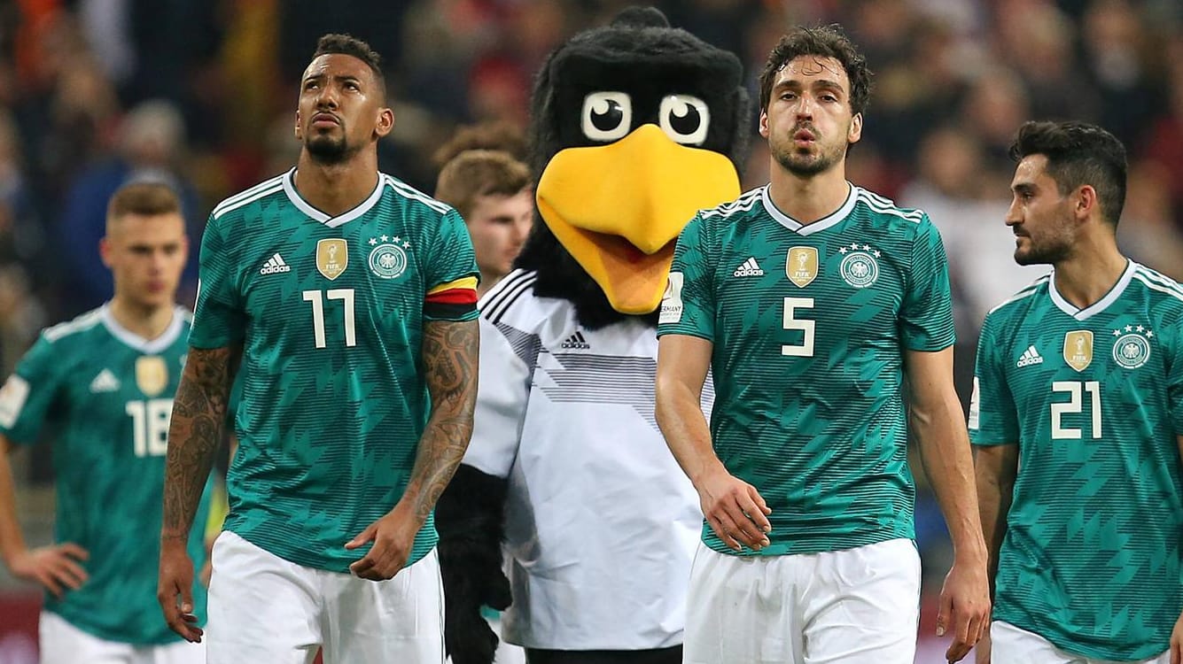 Jeromé Boateng (l.) und Mats Hummels: Das deutsche Abwehr-Duo hatte gegen Spanien Probleme.