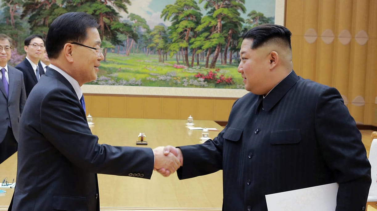 Das von Nordkoreas Staatsmedien bereitgestellte zeigt Machthaber Kim Jong Un beim Handschlag mit Südkoreas Direktor für Nationale Sicherheit, Chung Eui Yong. Das von Nordkoreas Staatsmedien bereitgestellte zeigt Machthaber Kim Jong Un beim Handschlag mit Südkoreas Direktor für Nationale Sicherheit, Chung Eui Yong.