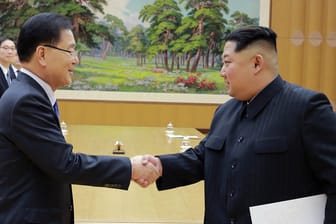 Das von Nordkoreas Staatsmedien bereitgestellte zeigt Machthaber Kim Jong Un beim Handschlag mit Südkoreas Direktor für Nationale Sicherheit, Chung Eui Yong.