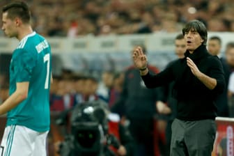 Bundestrainer Joachim Löw hebt neben Julian Draxler die Arme. Rundum zufrieden, war Löw nicht, sagte aber: "Wir wollten den einen oder anderen Fehler aufgezeigt bekommen, das ist okay."