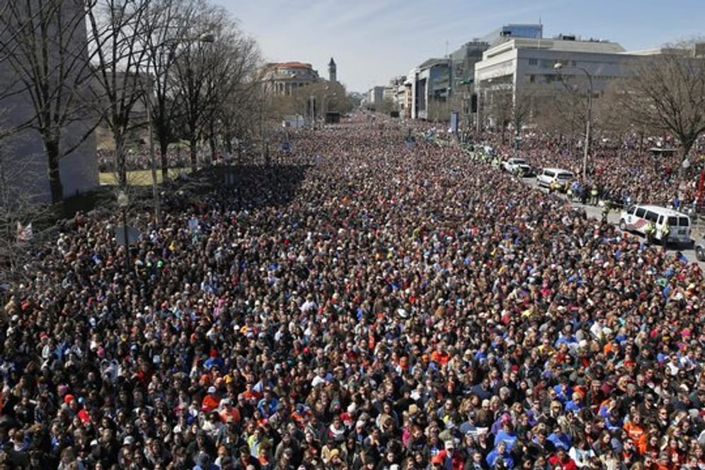 Eine unüberschaubare Menschenmenge protestiert in Washington beim "Marsch für unsere Leben" gegen die grassierende Waffengewalt in den USA.