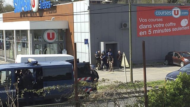 Ermittler entdeckten in dem Supermarkt, wo die Geiselnahme stattfand, drei selbst gebaute Sprengsätze. Ermittler entdeckten in dem Supermarkt, wo die Geiselnahme stattfand, drei selbst gebaute Sprengsätze.