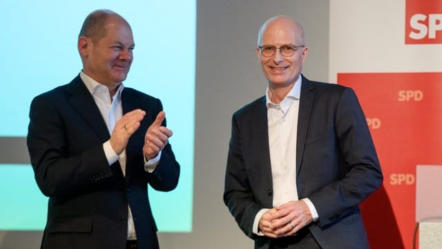 Bundesfinanzminister Olaf Scholz neben seinem Nachfolger Peter Tschentscher, designierter Erster Bürgermeister von Hamburg. Bundesfinanzminister Olaf Scholz neben seinem Nachfolger Peter Tschentscher, designierter Erster Bürgermeister von Hamburg.