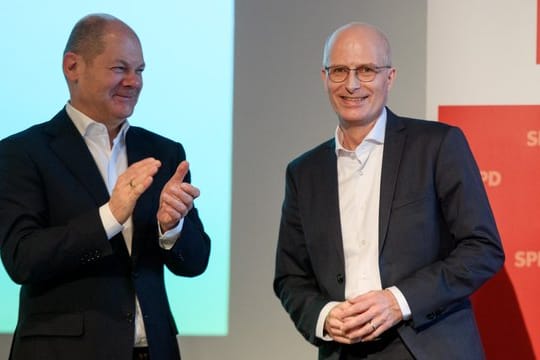 Bundesfinanzminister Olaf Scholz neben seinem Nachfolger Peter Tschentscher, designierter Erster Bürgermeister von Hamburg.