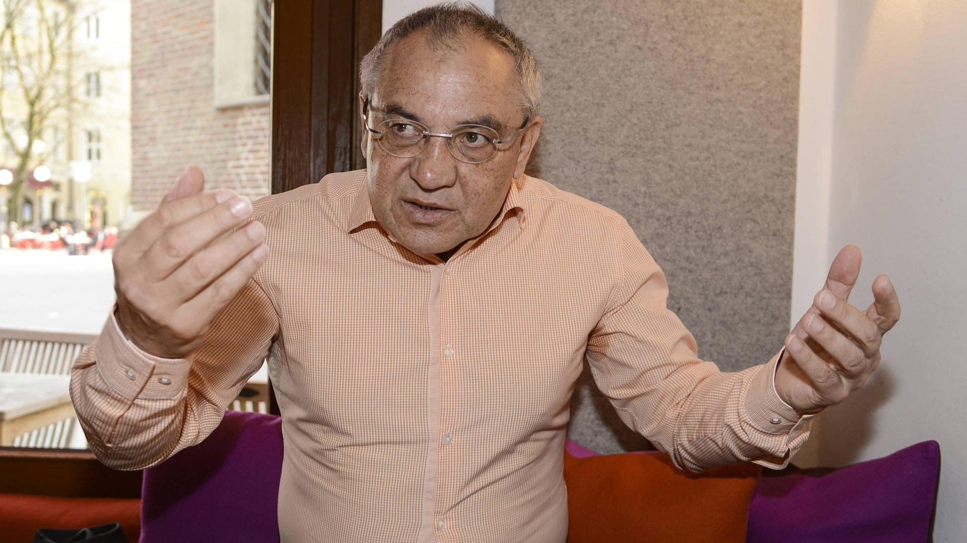 Felix Magath, hier bei einem Interview im "Guido al Duomo"-Restaurant in München. Er kann nicht wirklich nachvollziehen, was beim HSV in den letzten Jahren passiert. Felix Magath, hier bei einem Interview im "Guido al Duomo"-Restaurant in München. Er kann nicht wirklich nachvollziehen, was beim HSV in den letzten Jahren passiert.