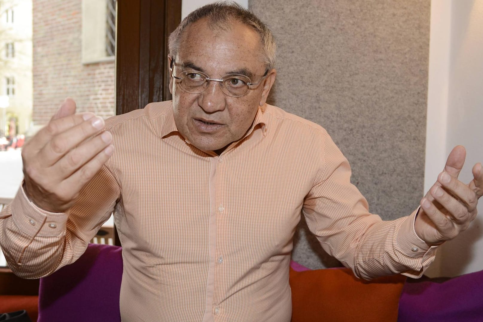 Felix Magath, hier bei einem Interview im "Guido al Duomo"-Restaurant in München. Er kann nicht wirklich nachvollziehen, was beim HSV in den letzten Jahren passiert.