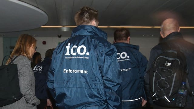 Ermittler der britischen Datenschutzbehörde ICO (Information Commissioner's Office) durchsuchen die Büroräume der Beratungsfirma Cambridge Analytica in London. Ermittler der britischen Datenschutzbehörde ICO (Information Commissioner's Office) durchsuchen die Büroräume der Beratungsfirma Cambridge Analytica in London.