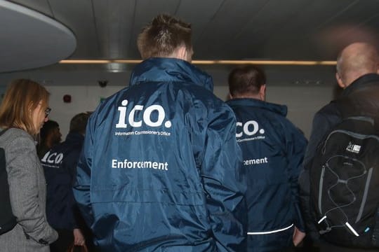 Ermittler der britischen Datenschutzbehörde ICO (Information Commissioner's Office) durchsuchen die Büroräume der Beratungsfirma Cambridge Analytica in London.