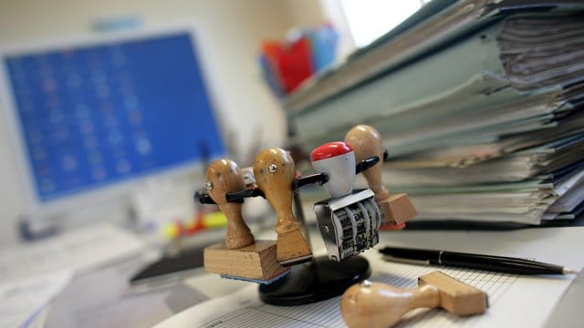 Schreibtisch in einer Behörde: Dem öffentlichen Dienst fehlen immer mehr Mitarbeiter, offene Stellen sind nicht zu besetzen. Schreibtisch in einer Behörde: Dem öffentlichen Dienst fehlen immer mehr Mitarbeiter, offene Stellen sind nicht zu besetzen.