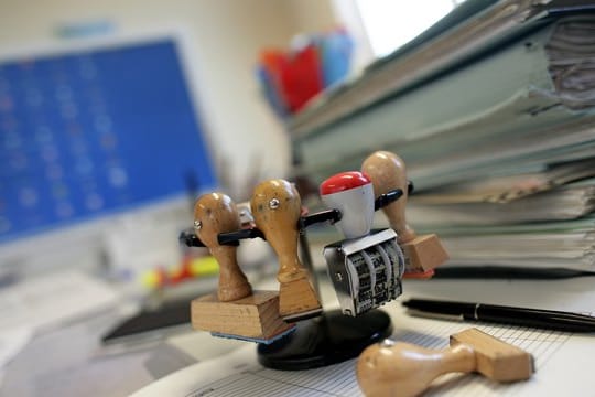 Schreibtisch in einer Behörde: Dem öffentlichen Dienst fehlen immer mehr Mitarbeiter, offene Stellen sind nicht zu besetzen.