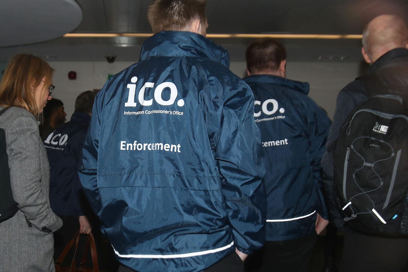 Der Hauptsitz von Cambridge Analytica am Freitag: Ermittler der britischen Datenschutzbehörde ICO durchsuchen die Büroräume der Beratungsfirma.