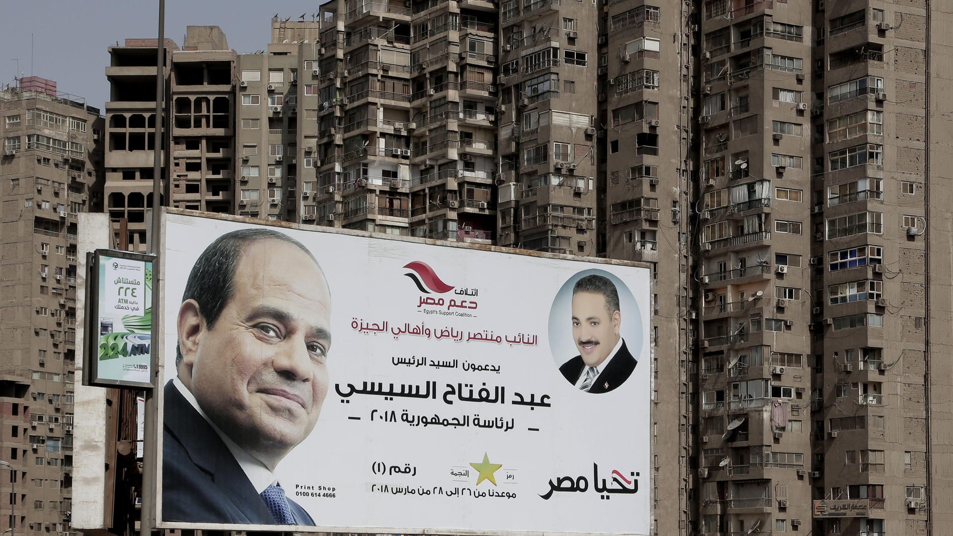 Ein Wahlplakat von Abdel Fattah al-Sisi, dem amtierenden Präsident von Ägypten: Kurz vor dem Wahl wird das Land von einem Terroranschlag erschüttert.