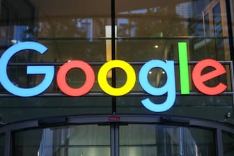 Der Schriftzug von Google über dem Firmensitz in Hamburg: Ein US-Wissenschaftler warnt vor Tech-Giganten wie Google und Apple.