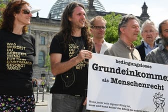 Mitglieder der Bürgerinitiative "Omnibus" werben im Mai 2015 vor dem Reichstag für eine Volksabstimmung zum bedingungslosen Grundeinkommen.