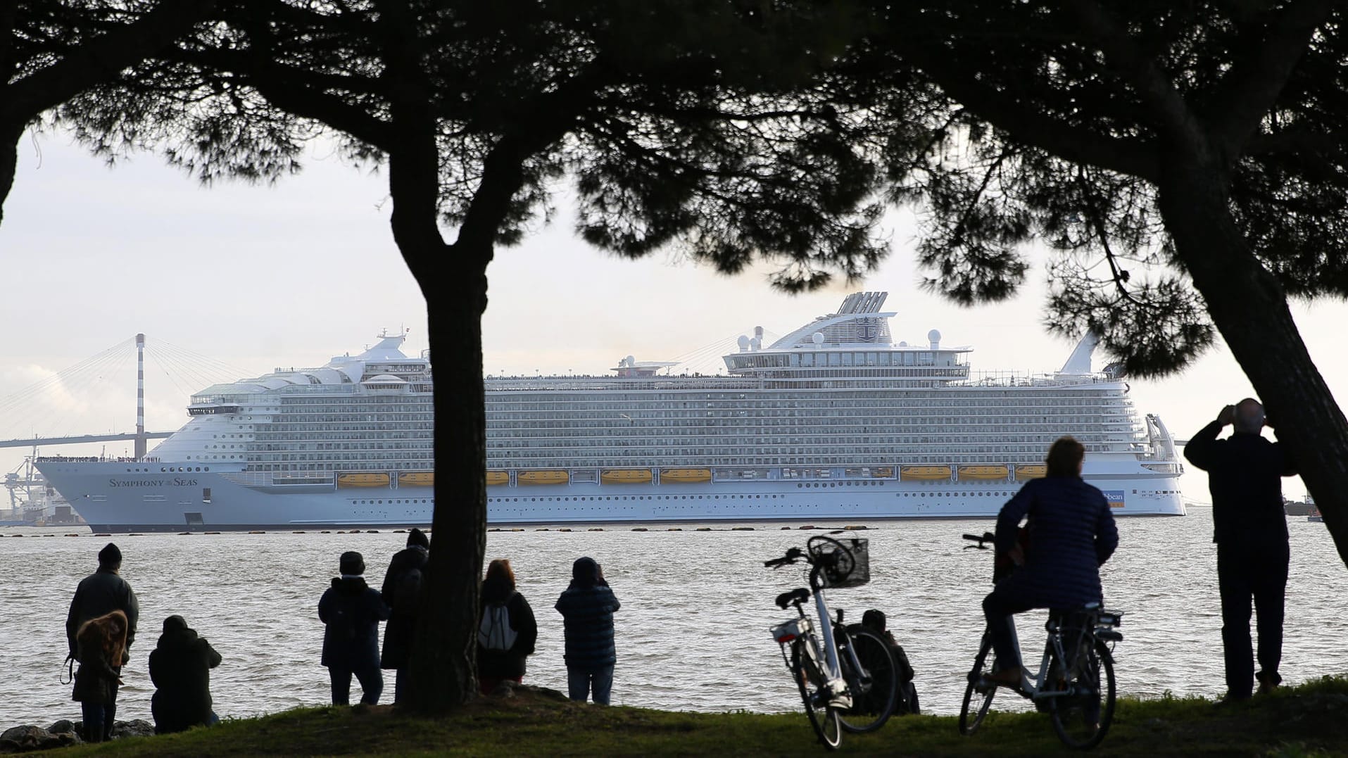 Die "Symphony of the Seas" lichtet Anker: Hunderte Zuschauer verfolgen das Manöver in Westfrankreich.