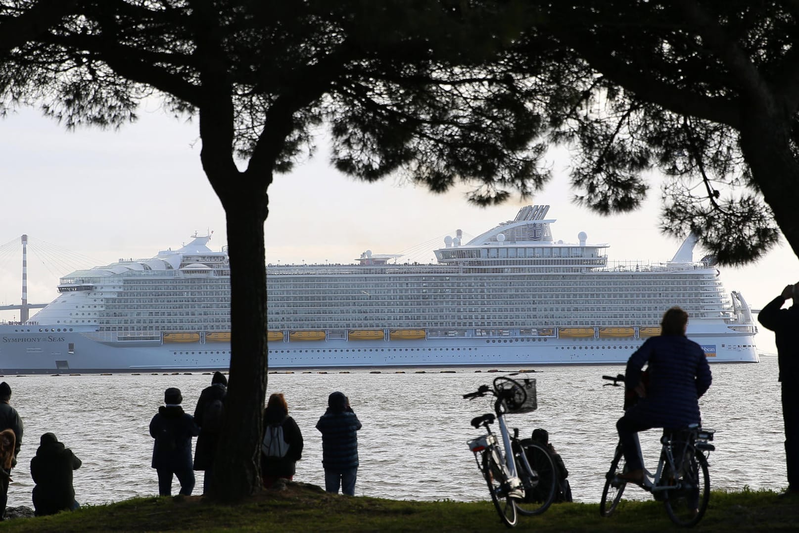 Die "Symphony of the Seas" lichtet Anker: Hunderte Zuschauer verfolgen das Manöver in Westfrankreich.