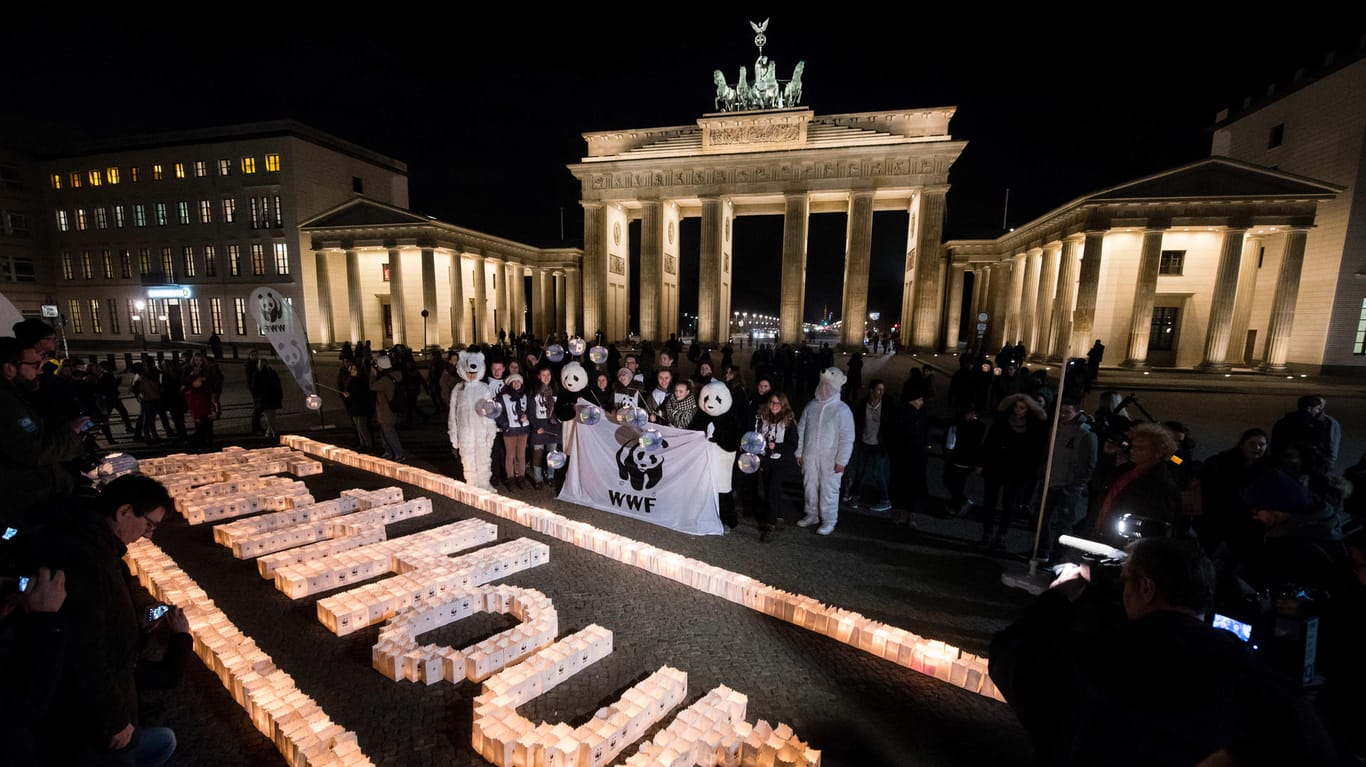 Das dunkle Brandenburger Tor: Aktivisten demonstrieren mit der "Earth Hour" für den Klimaschutz.