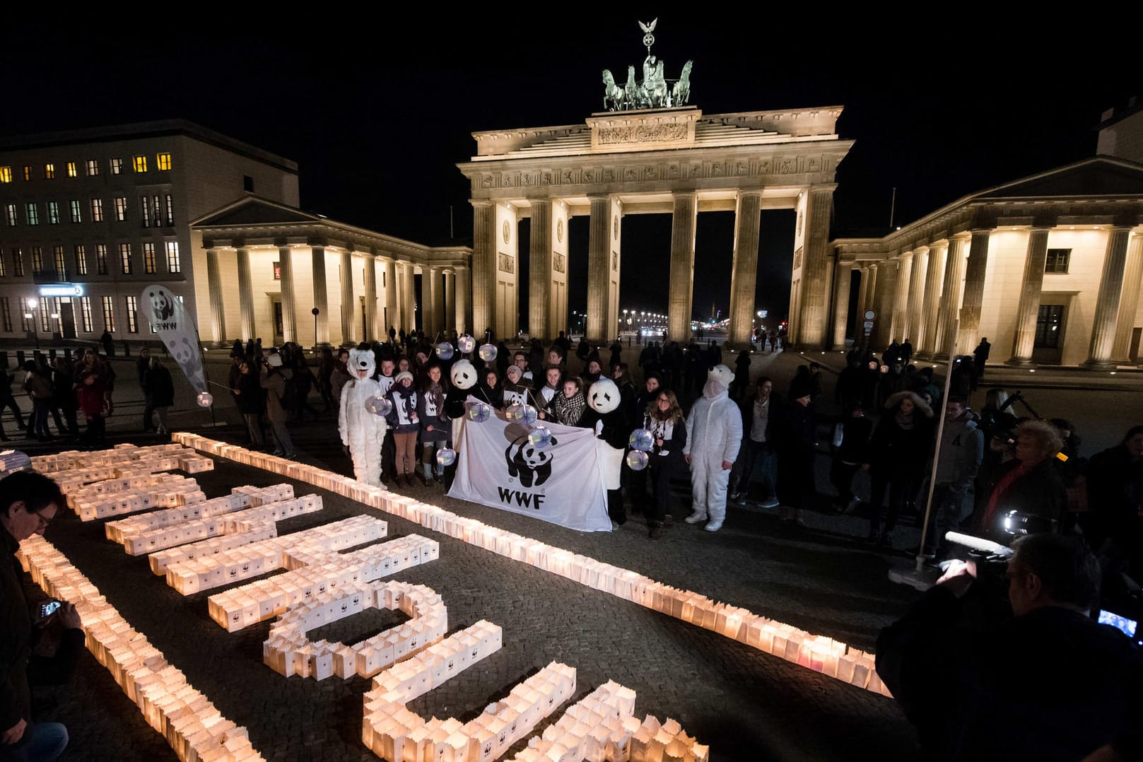 Das dunkle Brandenburger Tor: Aktivisten demonstrieren mit der "Earth Hour" für den Klimaschutz.