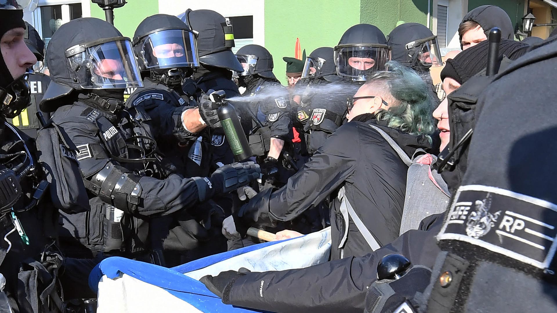 Polizisten setzen Tränengas ein: Mehrere Demonstranten wurden festgenommen, auch weil sie einen Hitlergruß zeigten.