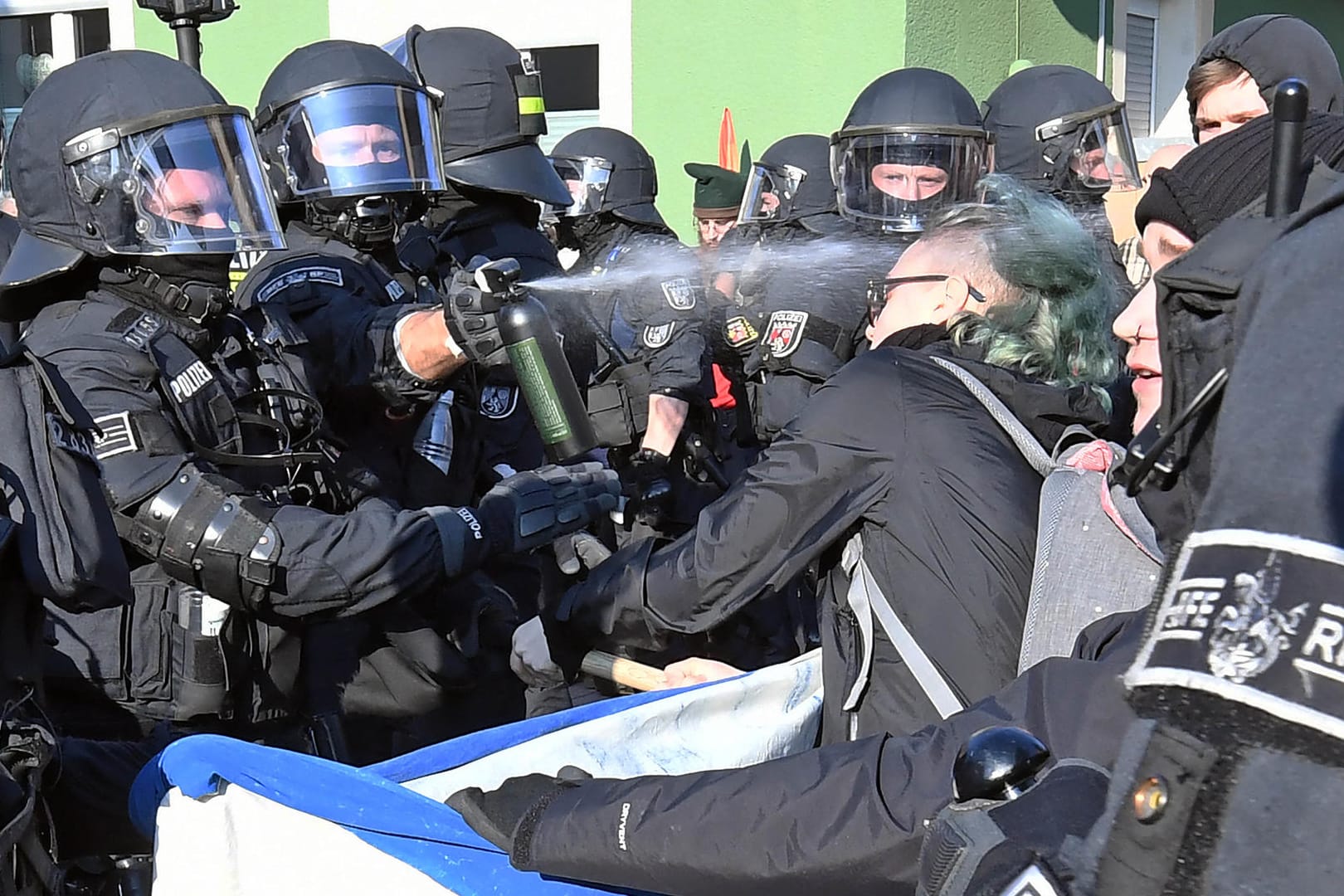 Polizisten setzen Tränengas ein: Mehrere Demonstranten wurden festgenommen, auch weil sie einen Hitlergruß zeigten.