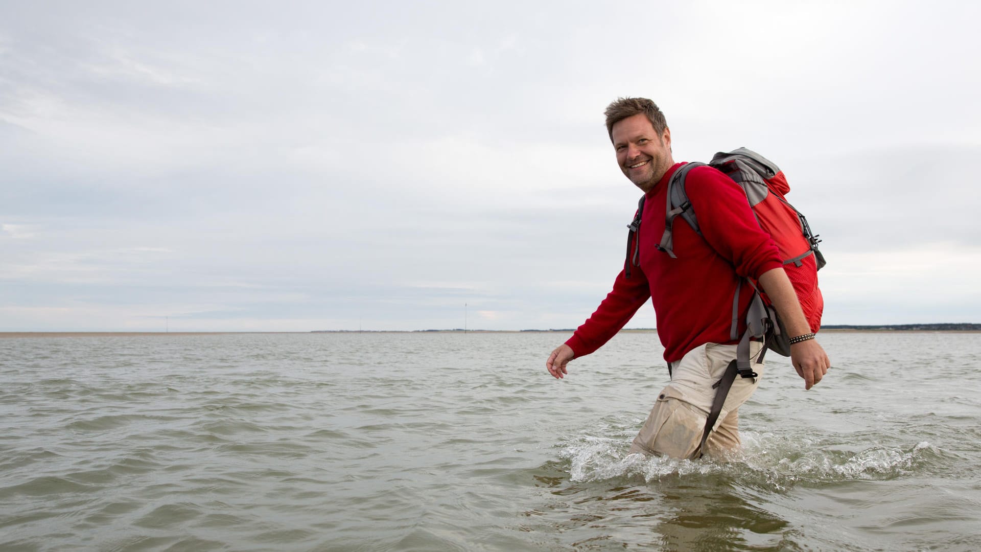 Habeck bei einer Wattwanderung zwischen den Inseln Amrum und Föhr: Als Umweltminister in Schleswig-Holstein gehörte die Pose am Strand dazu.