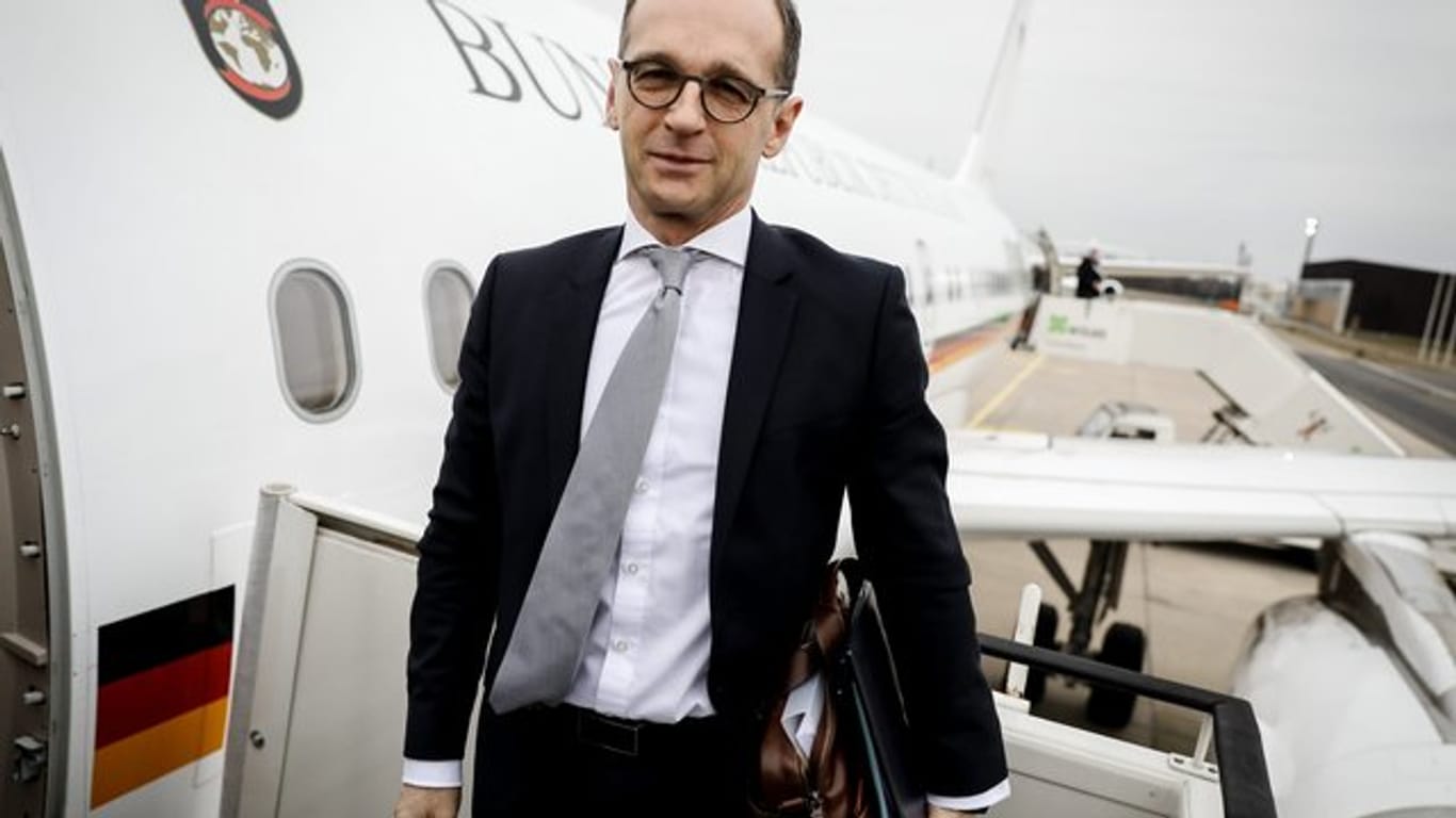 Bundesaußenminister Heiko Maas auf der Gangway eines Regierungsfliegers.