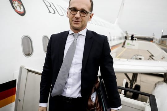 Bundesaußenminister Heiko Maas auf der Gangway eines Regierungsfliegers.