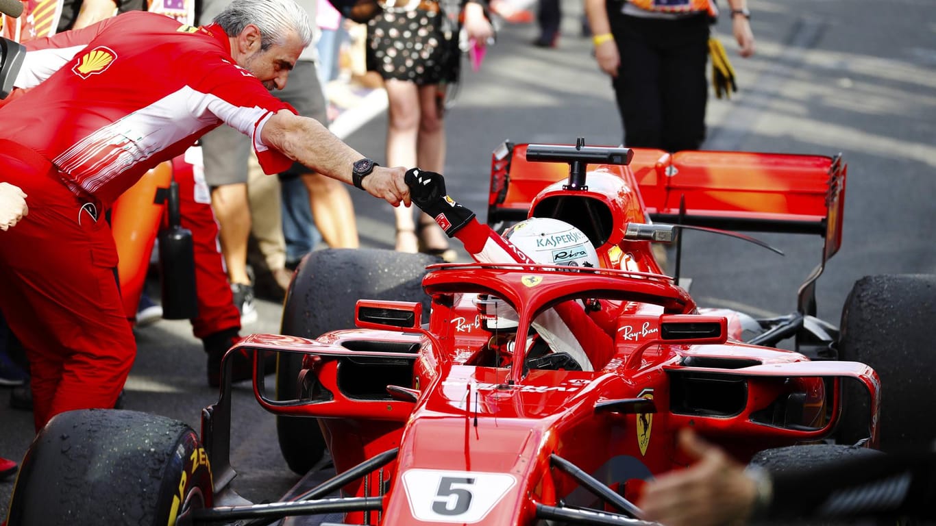 Auftaktsieg: Ferrari-Teamchef Maurizio Arrivabene gratuliert Sebastian Vettel.
