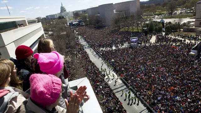 Beobachter schauen von einem Balkon auf die Menschenmassen, die beim "Marsch für unsere Leben" in Washington gegen Waffengewalt demonstrieren. Beobachter schauen von einem Balkon auf die Menschenmassen, die beim "Marsch für unsere Leben" in Washington gegen Waffengewalt demonstrieren.