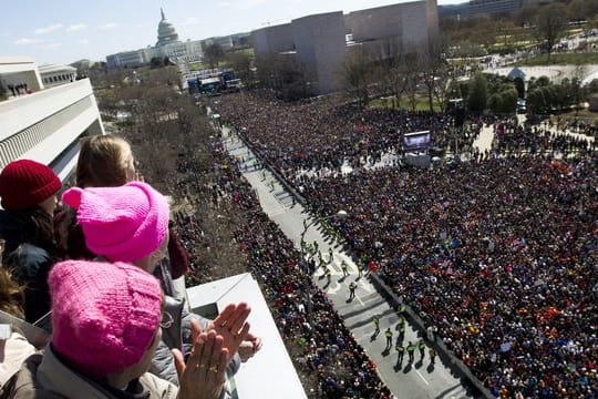 Beobachter schauen von einem Balkon auf die Menschenmassen, die beim "Marsch für unsere Leben" in Washington gegen Waffengewalt demonstrieren.