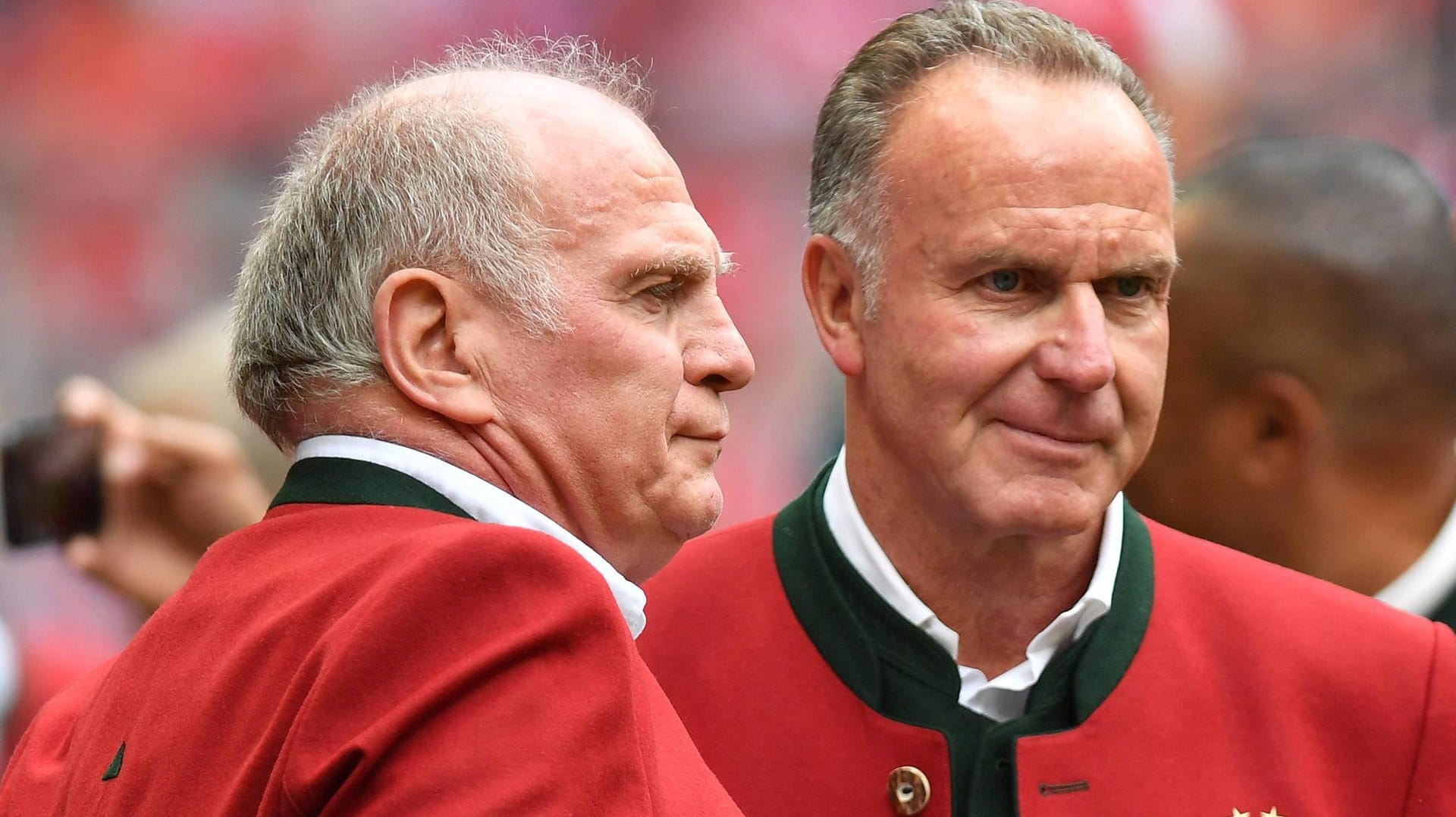 Die Zeit wird knapper: Die Bayern-Bosse Hoeneß (li.) und Rummenigge sind auf Trainersuche.