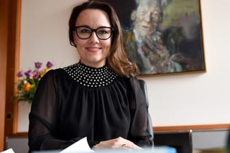 Michelle Müntefering in ihrem Büro vor einem Gemälde von Willy Brandt: Als Staatsministerin im Auswärtigen Amt ist sie für internationale Kulturbeziehungen zuständig.