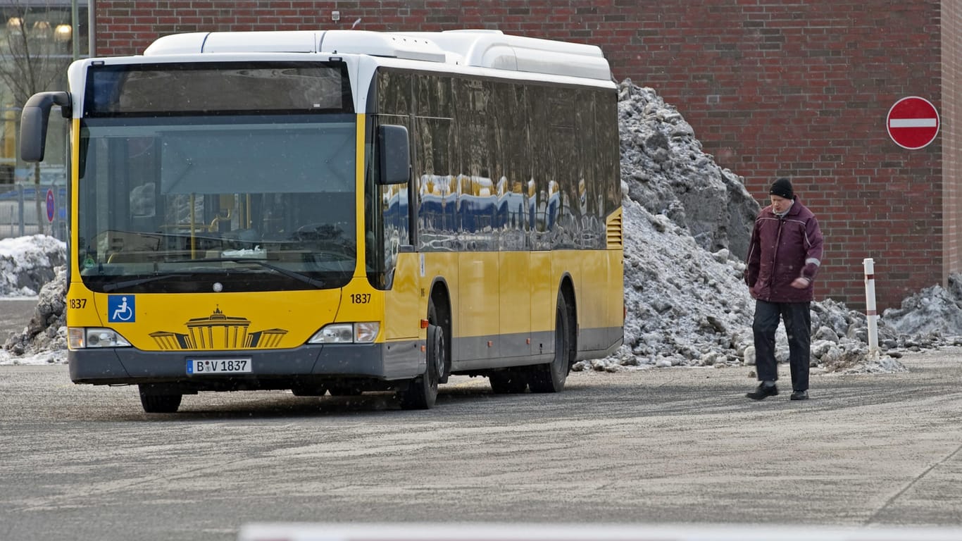 Ein Linienbus der Berliner Verkehrsgesellschaft: Die 48-jährige Angreiferin muss sich wegen Körperverletzung und Widerstands verantworten.