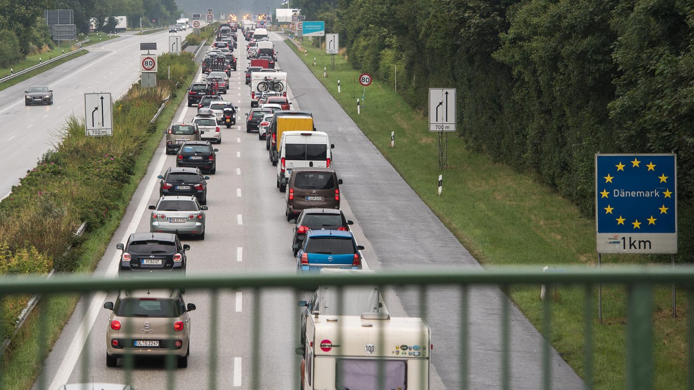 Autobahn 7 Richtung Dänemark: Auf der Fernverkehrsstraße hat die deutsche Bundespolizei den ehemaligen katalanischen Präsidenten Carles Puigdemont festgenommen.