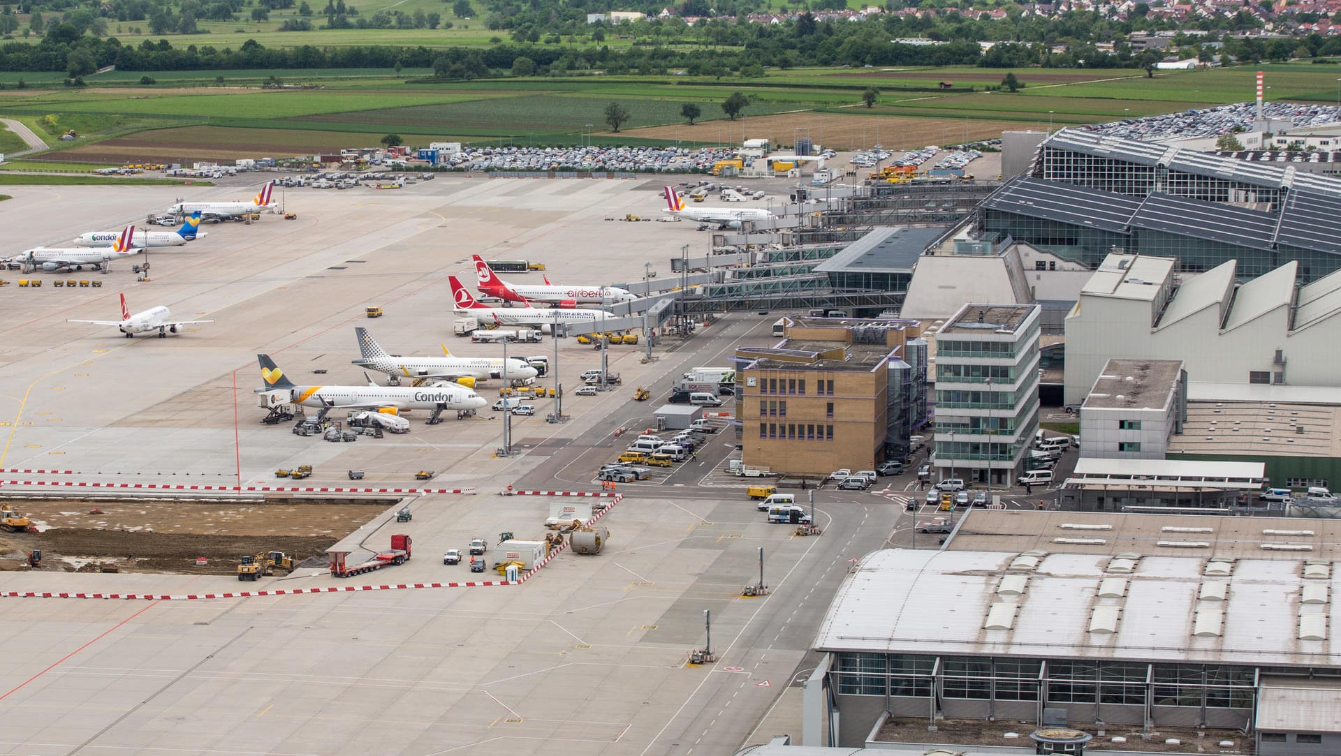 Flughafen Stuttgart: Der festgenommene Co-Pilot könnte nun seine Fluglizenz verlieren. Flughafen Stuttgart: Der festgenommene Co-Pilot könnte nun seine Fluglizenz verlieren.