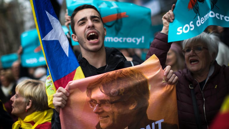 Demonstrant in Barcelona: Der frühere katalonische Regionalpräsident Carles Puigdemont ist am Sonntag in Deutschland festgenommen worden.