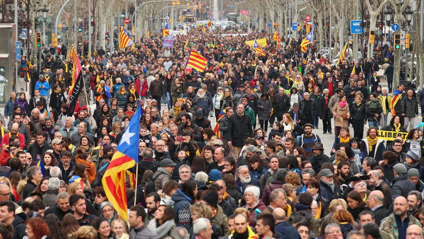 Protest in Barcelona: Die Demonstranten zogen von der Vertretung der Europäischen Kommission zum deutschen Konsulat.