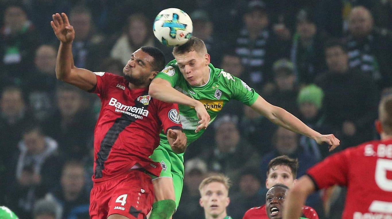 Kopfball-Duell mit Leverkusens Jonathan Tah (l.): Bei Gladbach ist Matthias Ginter Stammkraft in der Innenverteidigung.