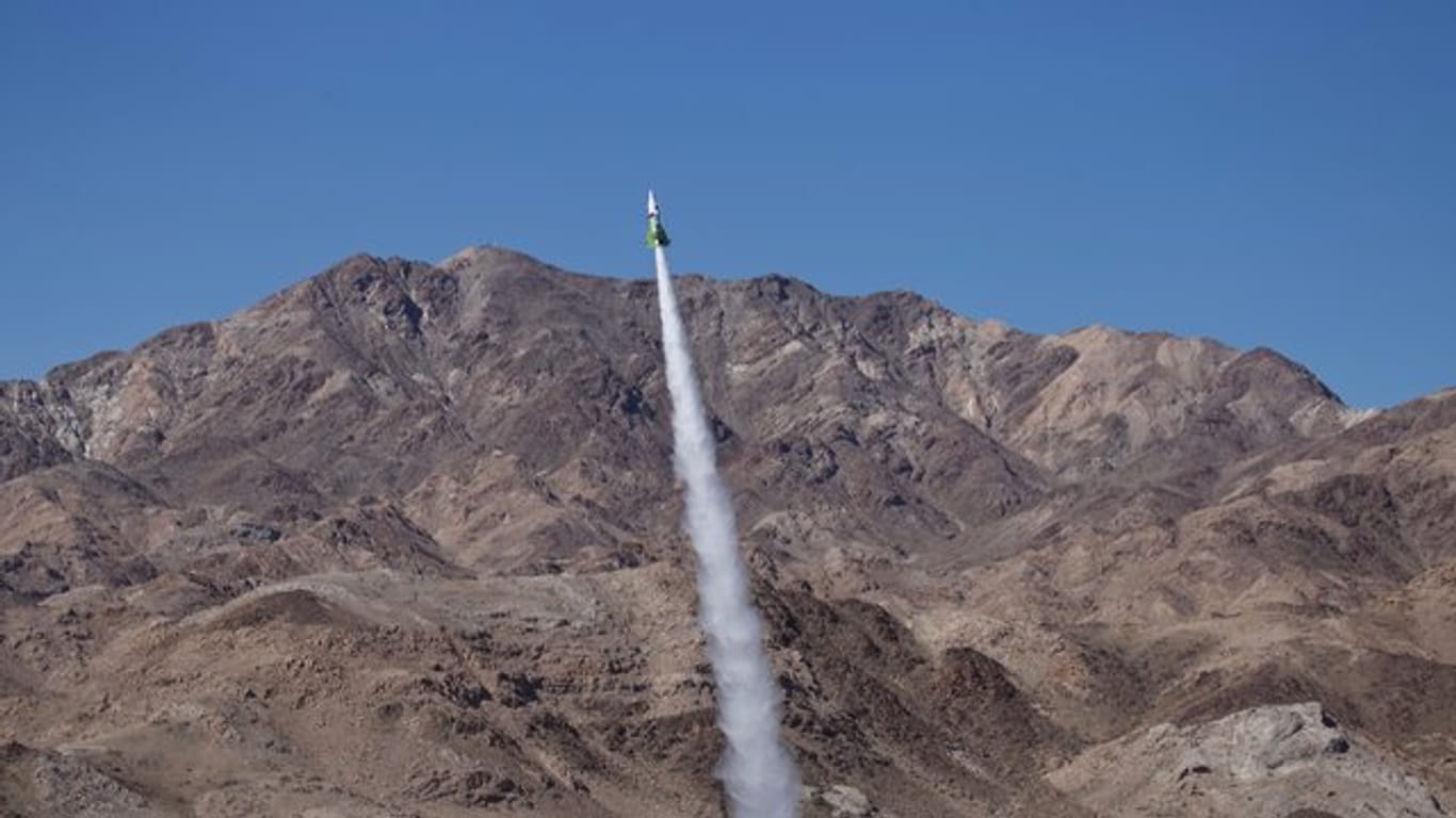 "Mad Mike" schießt sich in seiner Rakete in der Mojave-Wüste in die Luft.