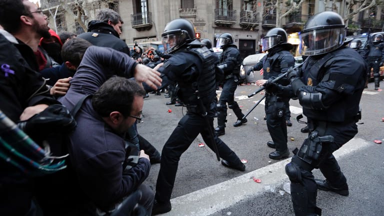 Polizisten und Demonstranten geraten in Barcelona aneinander: Allein in der katalonischen Hauptstadt sollen sich etwa 55.000 Menschen an den Protesten beteiligt haben.