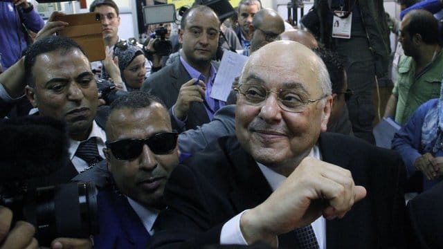 Moussa Mostafa Moussa, Präsidentschaftskandidat der al-Ghad-Partei, kommt zur Stimmabgabe. Moussa Mostafa Moussa, Präsidentschaftskandidat der al-Ghad-Partei, kommt zur Stimmabgabe.